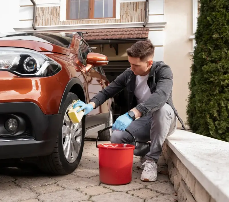 Lavage auto à domicile Saint-Gonnery : professionnel intervenant sur un véhicule